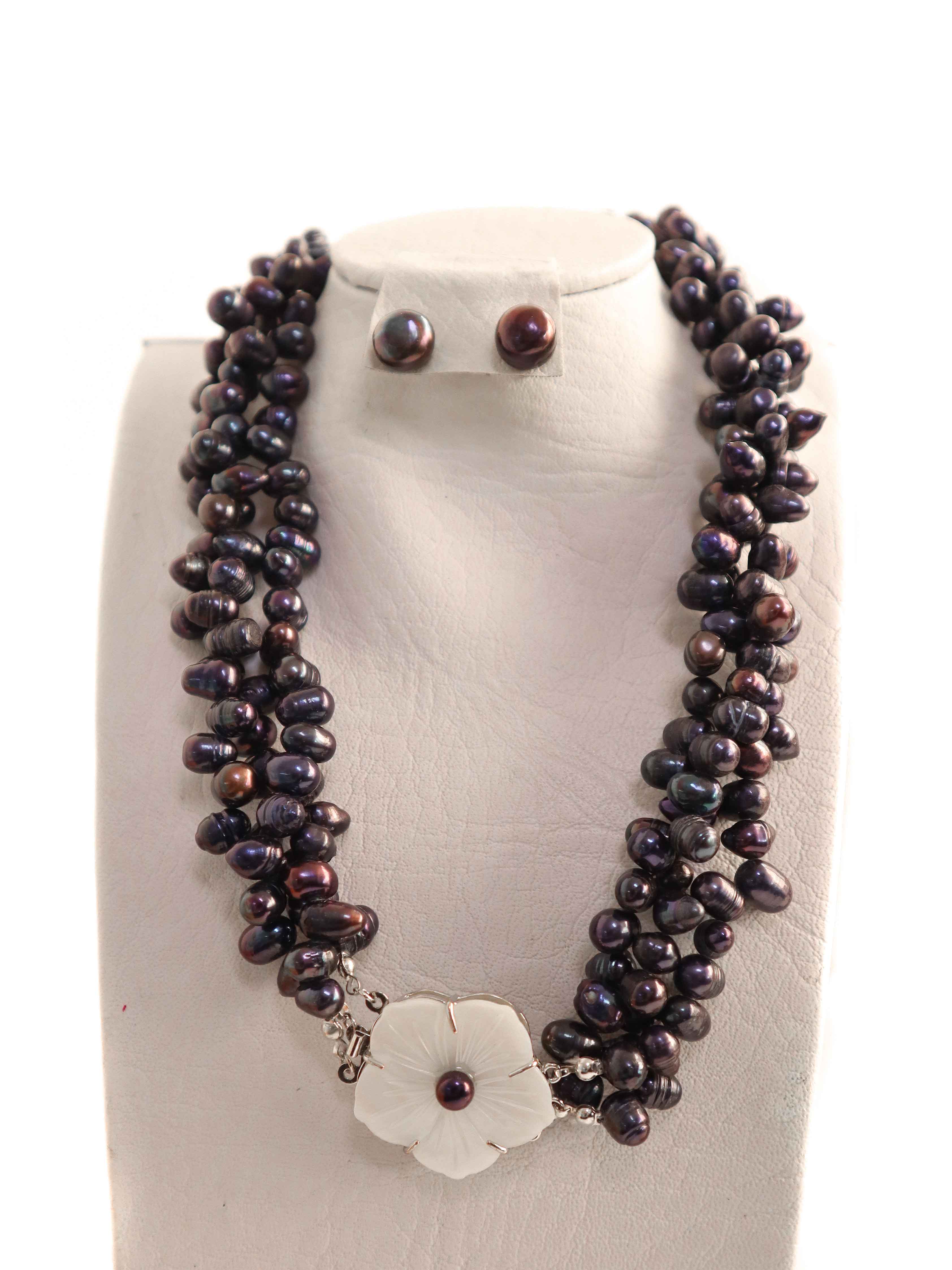 collar en perla natural cultivada color gris oscuro con aretes pulsera y anillo